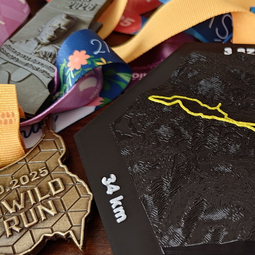 Zbliżenie na personalizowaną mapę 3D trasy z medalem